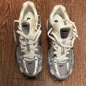 Nike Men Metallic Silver Sneakers